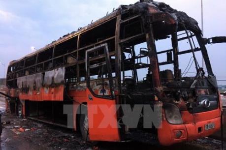 Xe khách Phương Trang cháy trụi trên quốc lộ 27C