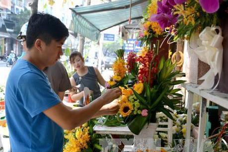 Sôi động thị trường hoa dịp 8/3