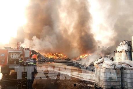 Cháy lớn tại xưởng chứa phế liệu của một doanh nghiệp ở Hải Dương