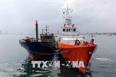 Đà Nẵng: Cứu nạn và lai dắt thành công tàu cá cùng 11 ngư dân gặp nạn
