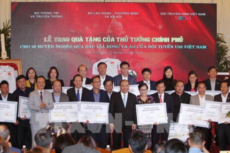 Thủ tướng trao kinh phí đấu giá quả bóng và áo đấu của U23 Việt Nam cho các huyện nghèo