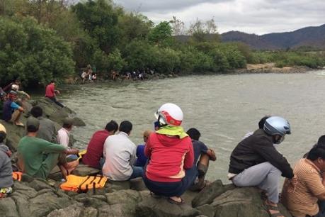 Gia Lai: Ba học sinh mất tích khi đi tắm