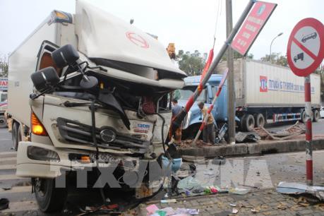  Va chạm giữa xe container và xe tải, 3 người bị thương