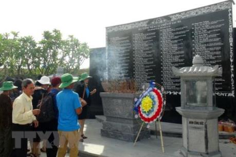 Dâng hương tại Khu tưởng niệm chiến sĩ Gạc Ma