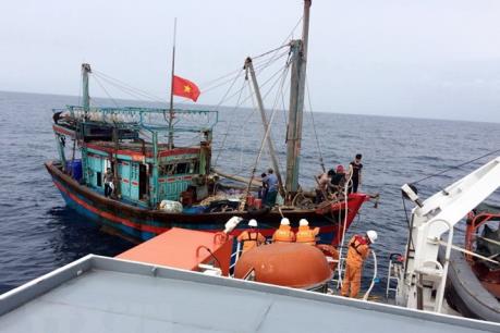 Đưa tàu cá cùng 8 thuyền viên gặp nạn trên biển vào cảng Cửa Lò an toàn