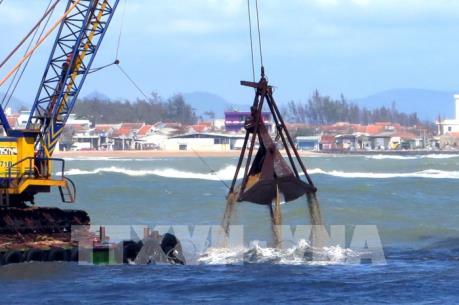 Sớm có phương án khơi thông luồng lạch cảng cá Lạch Bạng