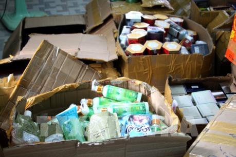 Phát hiện và tạm giữ nhiều thùng mỹ phẩm không có nguồn gốc, xuất xứ rõ ràng