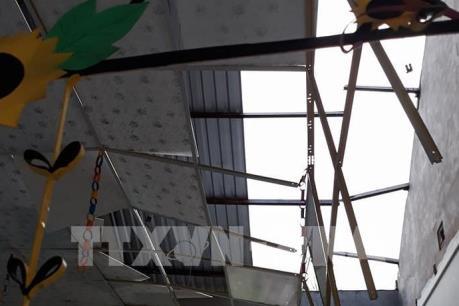 Lốc xoáy làm tốc mái 10 nhà dân