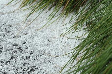 Mưa đá cường độ lớn kèm gió giật mạnh kéo dài ở Bắc Kạn