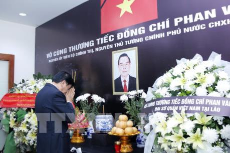 Thủ tướng Lào đến viếng và ghi sổ tang tưởng niệm nguyên Thủ tướng Phan Văn Khải