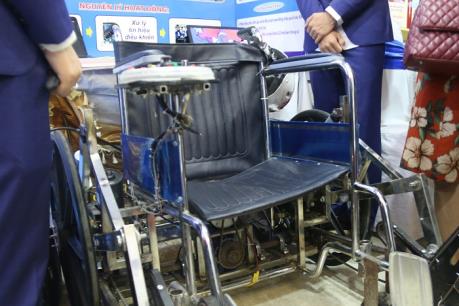 Độc đáo xe lăn leo cầu thang điều khiển bằng cử chỉ của đầu, giọng nói