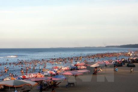 Nghệ An cho 80 kiốt tại bãi biển Cửa Hội tiếp tục kinh doanh đến hết 30/9