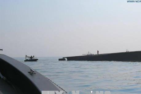 Malaysia: Lật tàu chở cát ngoài khơi làm 14 người mất tích