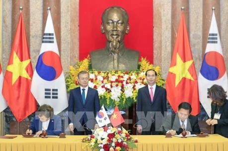 Chủ tịch nước Trần Đại Quang đón tiếp Tổng thống Hàn Quốc Moon Jae-in