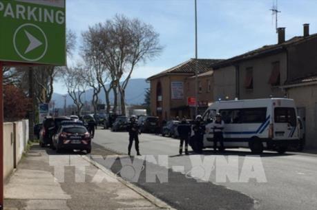 Nổ súng, bắt cóc con tin ở miền Nam Pháp