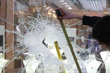 Cướp tiệm nữ trang một cách táo tợn tại Hong Kong (Trung Quốc)