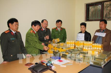 Bắt 3 đối tượng, thu giữ 135 bánh heroin và 500 nghìn viên ma túy tổng hợp