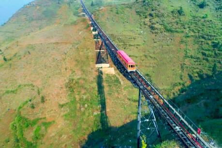 Tuyến tàu hỏa leo núi dài nhất Việt Nam chính thức hoạt động từ 31/3/2018