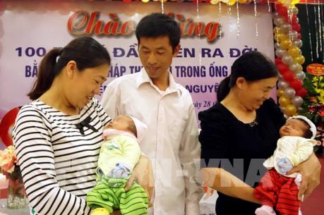 Đón em bé thứ 100 ra đời bằng phương pháp thụ tinh trong ống nghiệm