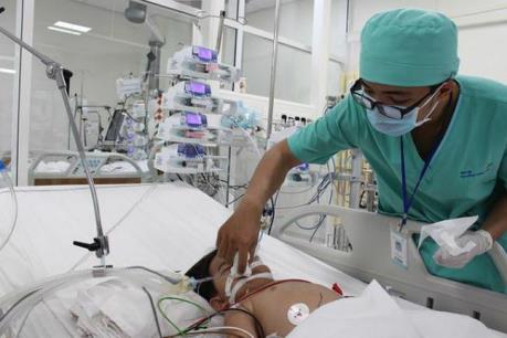 Cứu sống bé 17 tháng tuổi uống nhầm xăng đựng trong chai nước giải khát