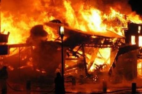 Hàng trăm người dân bất chấp nguy hiểm vẫn đứng gần đám cháy