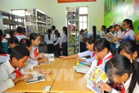 Trao tặng “Tủ sách Đinh Hữu Dư” cho học sinh miền núi Ninh Bình