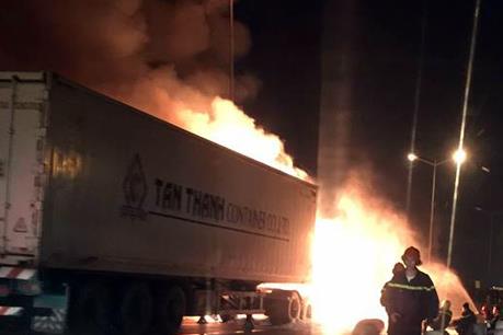 Xe container bốc cháy sau tai nạn giao thông, hai người thiệt mạng