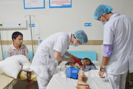 Tai nạn do súng tự chế, cháu bé 6 tuổi bị bi sắt găm vào xương hàm