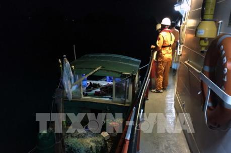 Kịp thời cứu hộ 2 thuyền viên gặp nạn trên biển