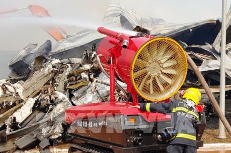 Điều thêm xe cứu hỏa và robot khống chế vụ cháy Nhà máy sản xuất sơ sợi tại Quảng Ninh