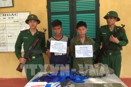 Bắt 2 đối tượng vận chuyển trái phép 5 bánh heroin và hơn 26.800 viên ma túy tổng hợp