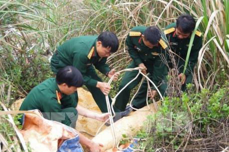 Phát hiện quả bom nặng gần 250 kg ở bãi đất trống