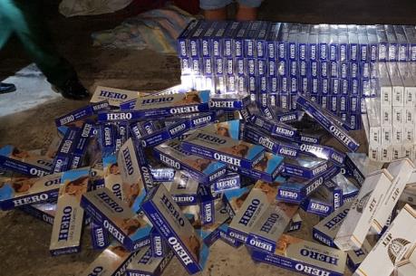 Phát hiện hơn 20 ngàn bao thuốc lá lậu được cất giấu trên xe ô tô