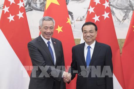 Bên lề Diễn đàn châu Á Bác Ngao 2018: Thủ tướng Trung Quốc gặp người đồng cấp Singapore