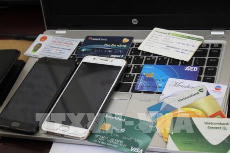 Tạm giữ hình sự ba đối tượng để điều tra hành vi lừa đảo