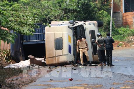 Container gặp nạn, hơn 10 tấn dầu điều tràn ra đường