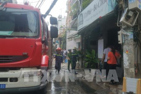 Giải cứu một người mắc kẹt trong ngôi nhà ba tầng bốc cháy