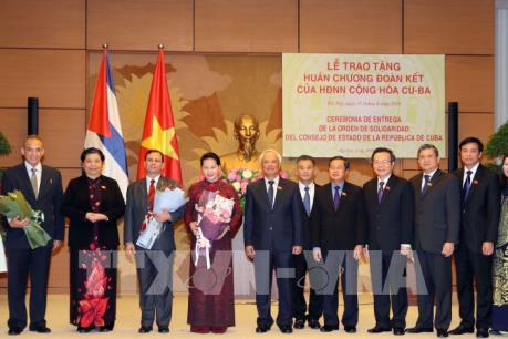 Chủ tịch Quốc hội Nguyễn Thị Kim Ngân đón nhận Huân chương Đoàn kết của Cuba