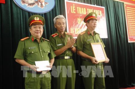 Khen thưởng lực lượng khám phá vụ cướp ngân hàng bất thành