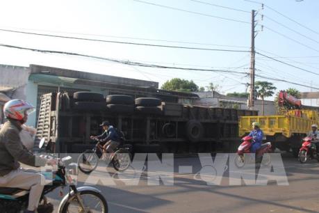 Lật xe đầu kéo chở alumin, lái xe tử vong trong cabin