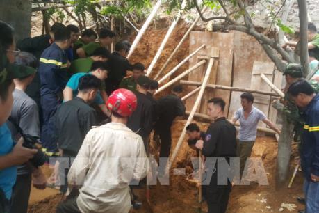 Sạt lở đất trong khi xây bờ kè, 4 người bị vùi lấp tại thành phố Lào Cai