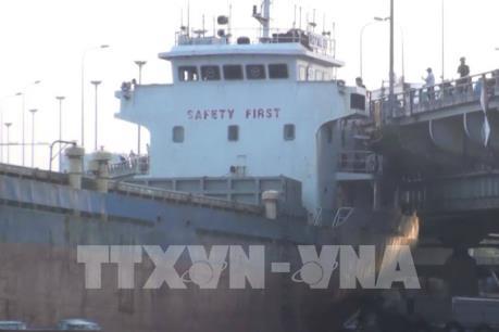 Tàu hàng trọng tải lớn trôi và đâm vào cầu Đồng Nai