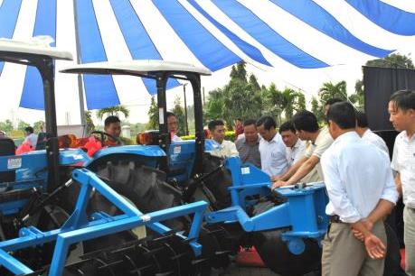 Thaco bàn giao máy kéo nông nghiệp và thiết bị nông cụ cho Viện Nông nghiệp