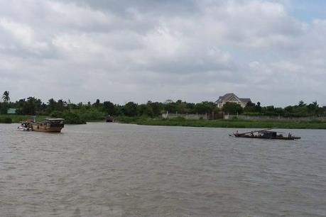 Hai sà lan hàng trăm tấn đâm nhau gần cầu Phú Mỹ, TP.HCM