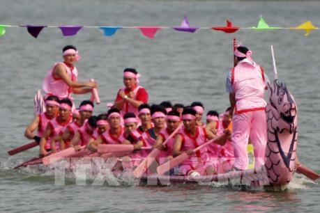 Hội thi bơi Chải - Lễ hội Đền Hùng thu hút đông đảo du khách