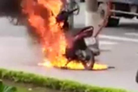 T.p Hồ Chí Minh: Khẩn trương truy xét nam thanh niên có hành vi đốt xe máy trên đường