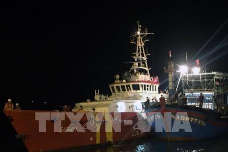 Cứu hộ thành công 13 ngư dân bị trôi dạt trên biển nhiều giờ