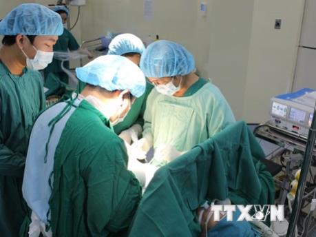 Gắp thành công dị vật dài 12 cm trong dương vật một bệnh nhân