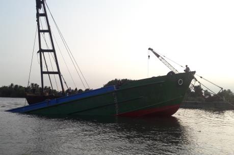 Binh Dương: Trục vớt sà lan hàng trăm tấn trên sông Sài Gòn