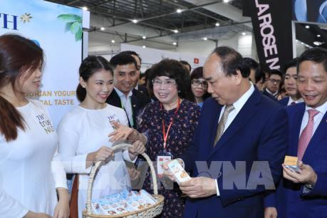 Thủ tướng Nguyễn Xuân Phúc thăm quan gian hàng Việt Nam tại Food & Hotel Asia 2018